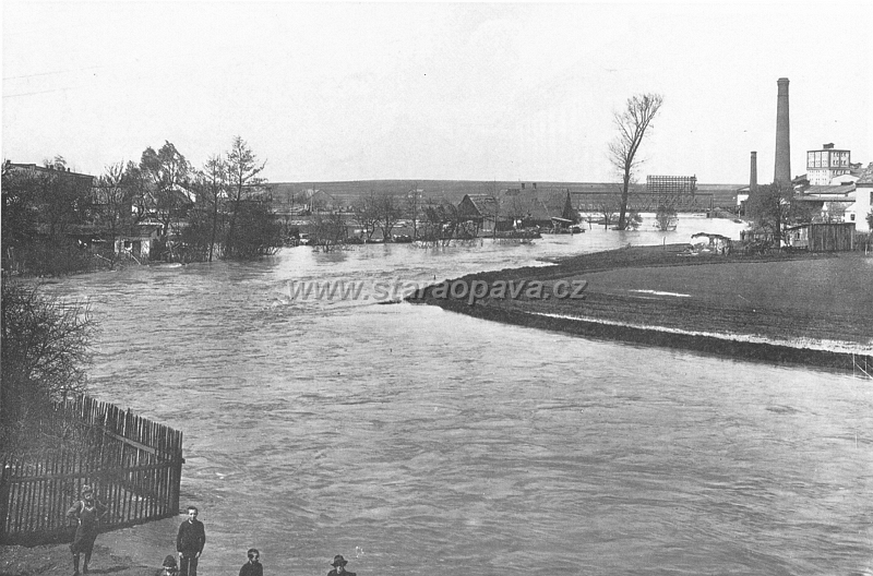 1903 (8).jpg - Foceno pravděpodobně z původního mostu na Pekařské ulici. Úplně vpravo vidíme Kateřinský cukrovar. Foto z povodní v roce 1903
